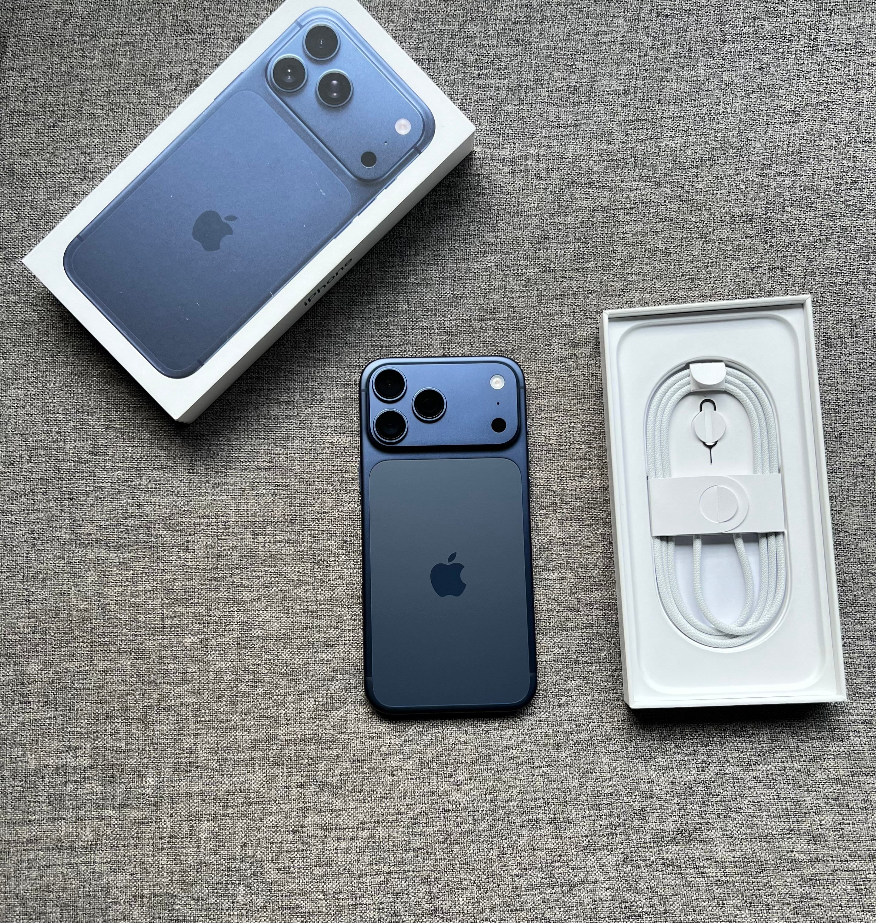 iPhone17ProMax256G蓝色，基本闲置未使用，成色完美带票，