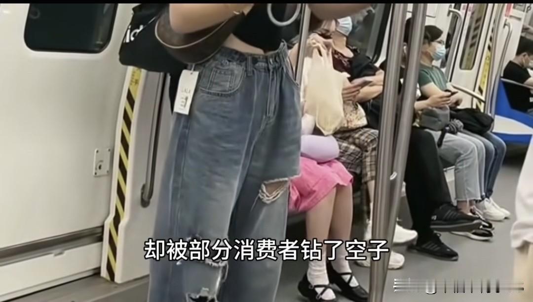 网购退货把商家逼成啥样了？衣服挂A4纸大的巨型吊牌，就问你敢穿着出门不！就差把“