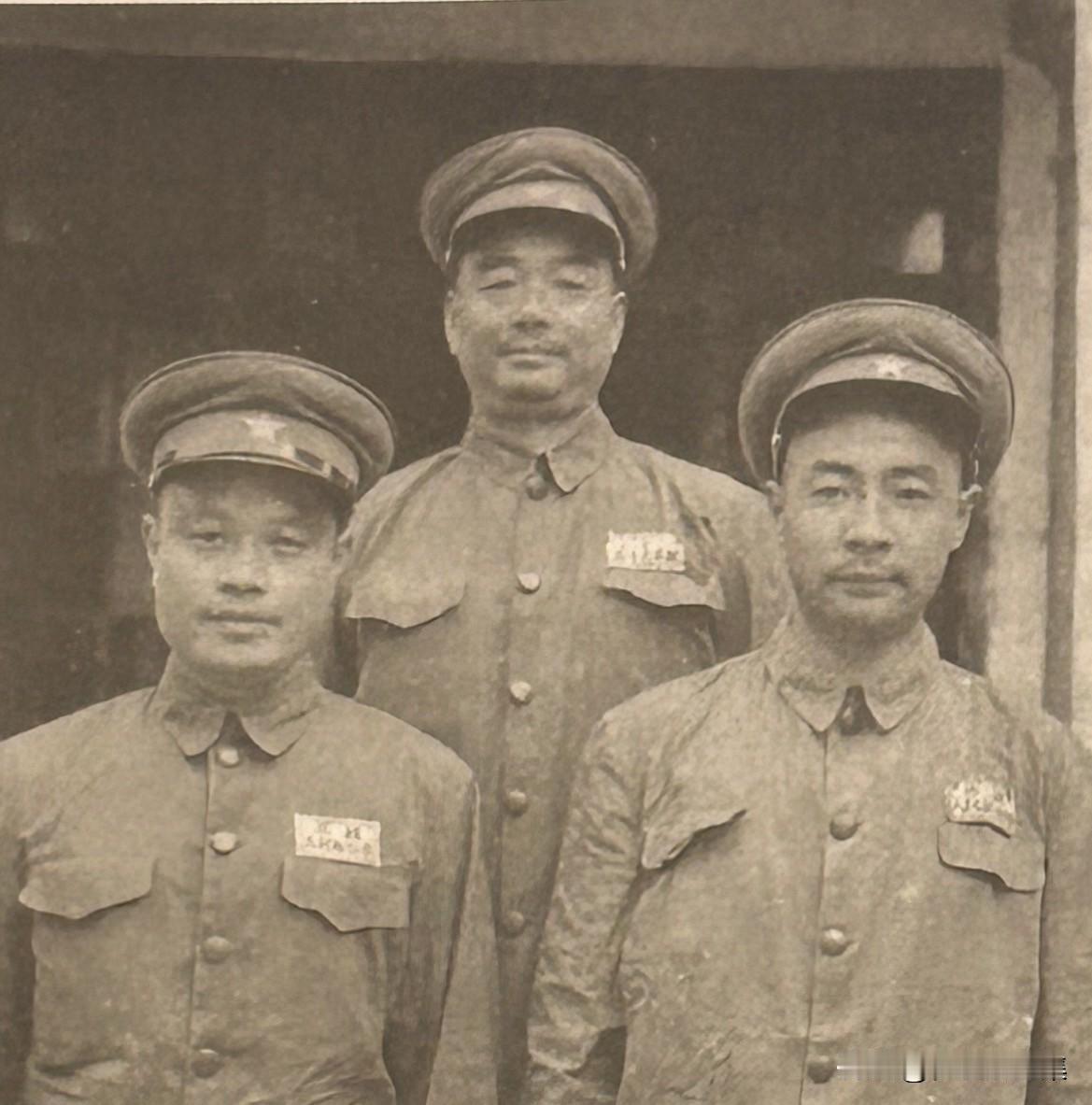 1950年，第16兵团军事代表李夫克（左）、副军事代表傅传作（右）等在成都合影。