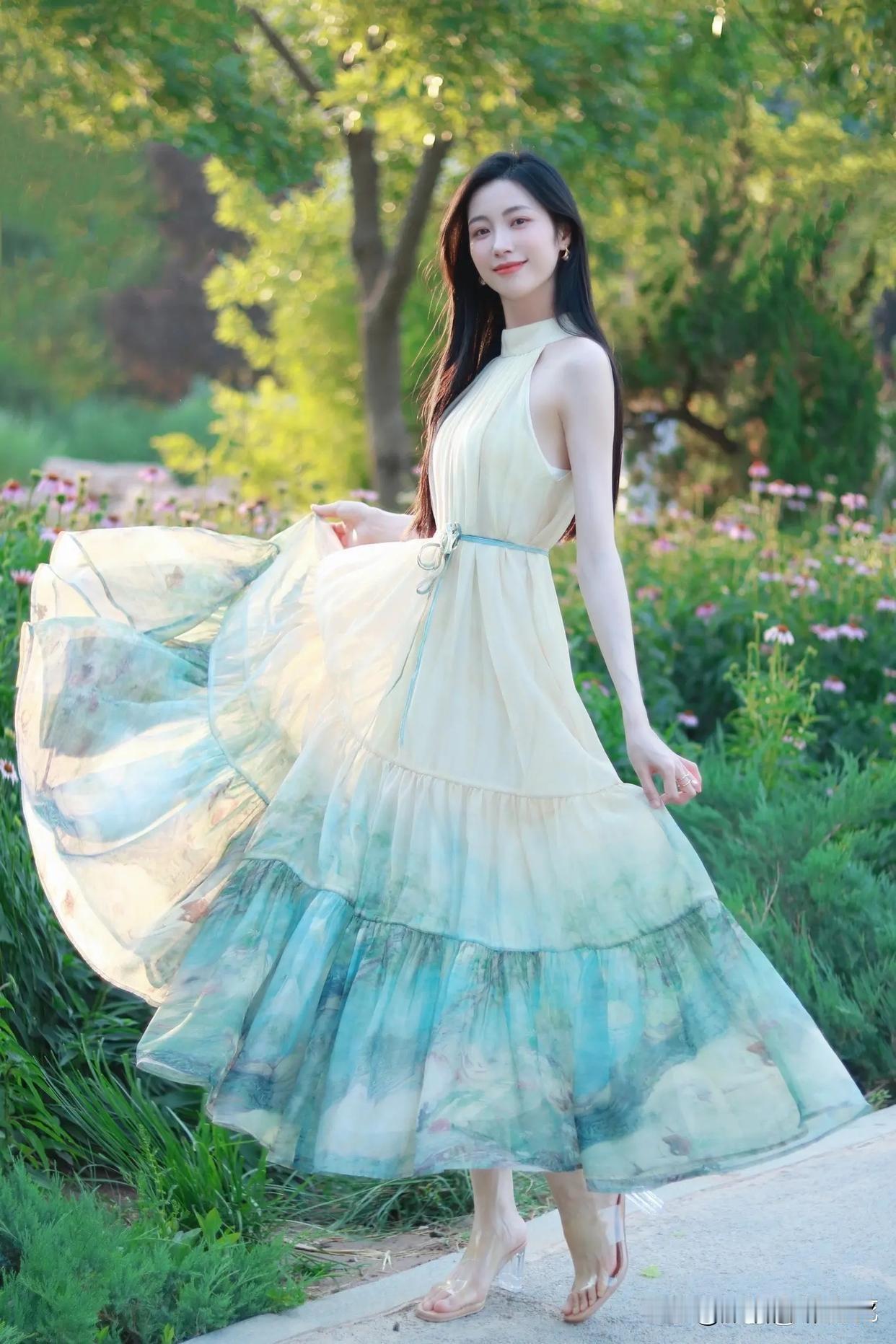 夏日穿上轻盈纱裙漫步花海，那少女心简直要爆棚！就像吴宣仪的海边花海写真，一袭纯白