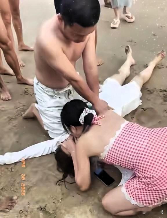 4月26号下午，浙江大学医学院附属第一医院的护士姜智文和妻子，在海南省万宁市东澳