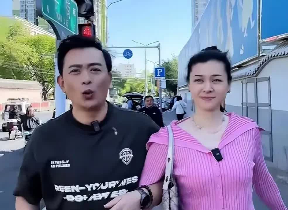 黄海冰现状：52岁还是那么帅，二婚妻子貌美如花，儿女双全都像他