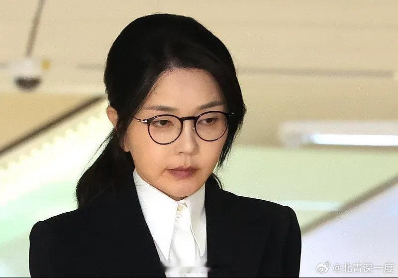 【涉嫌“卖官鬻爵”#韩国前总统夫人金建希获从轻发落#称丈夫成为总统后，失去一切财富和声誉】据央视新闻