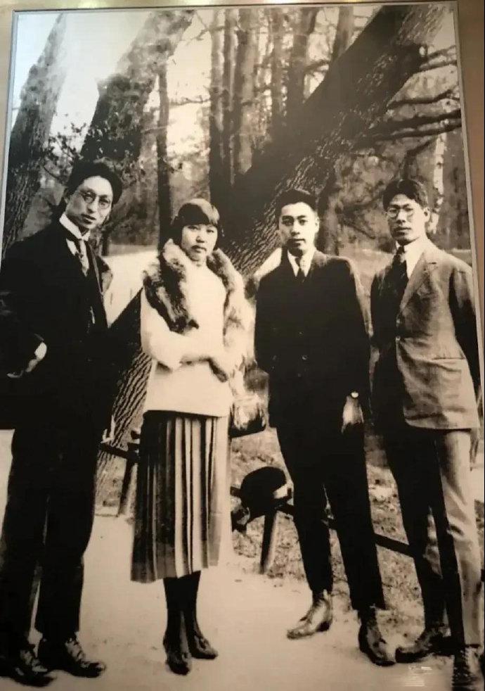 第一次看到这张旧照片。年轻的周恩来和两位男士的衣装，十分端庄，佩上精致的领带和