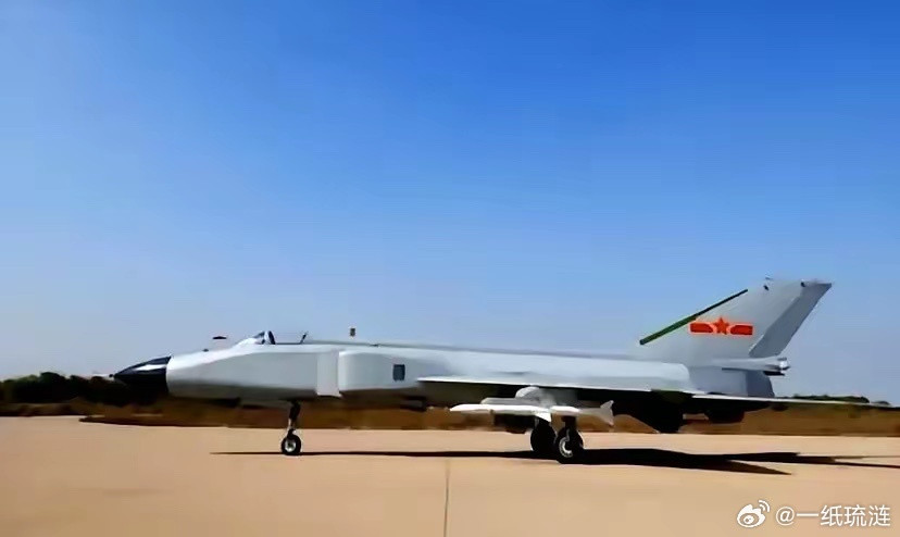 他们把一架功成身退的歼-8战斗机，驾驶舱直接掏空，然后给它下了一道新命令。冲上两