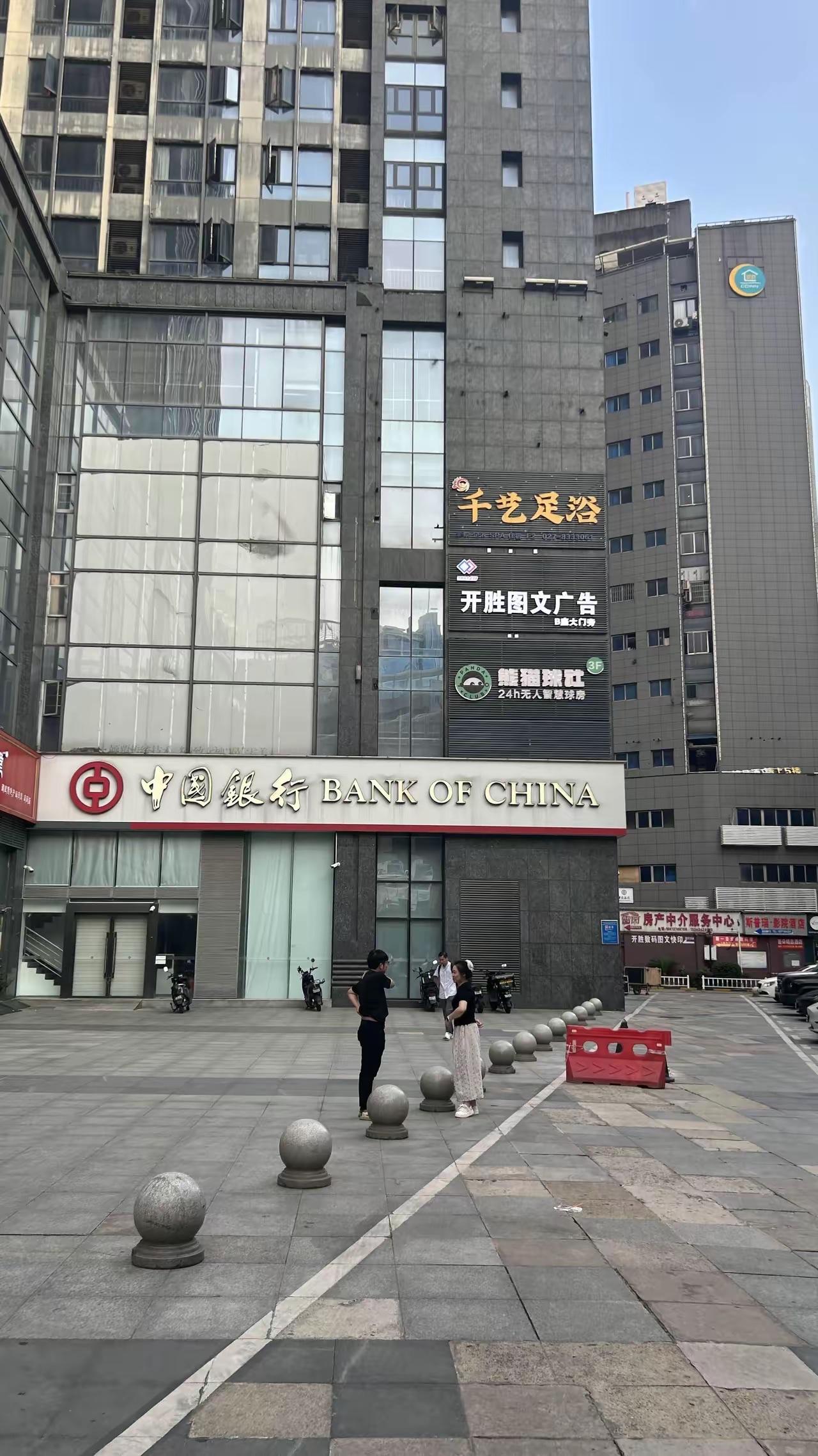 现在大家满意了吧？网贷平台几乎是全军覆没。从上个月开始啊，很多平台都陆陆续续宣布
