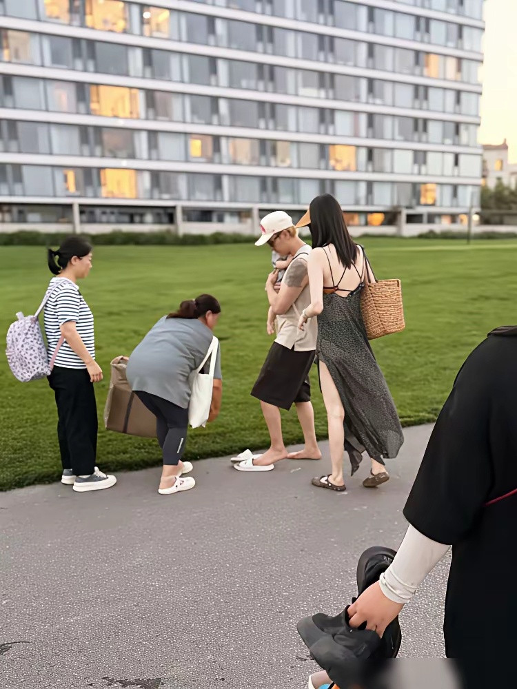 何穗一边在阿那亚拍广告，一边就把娃给带了，老公陈伟霆全程陪着。这状态真...