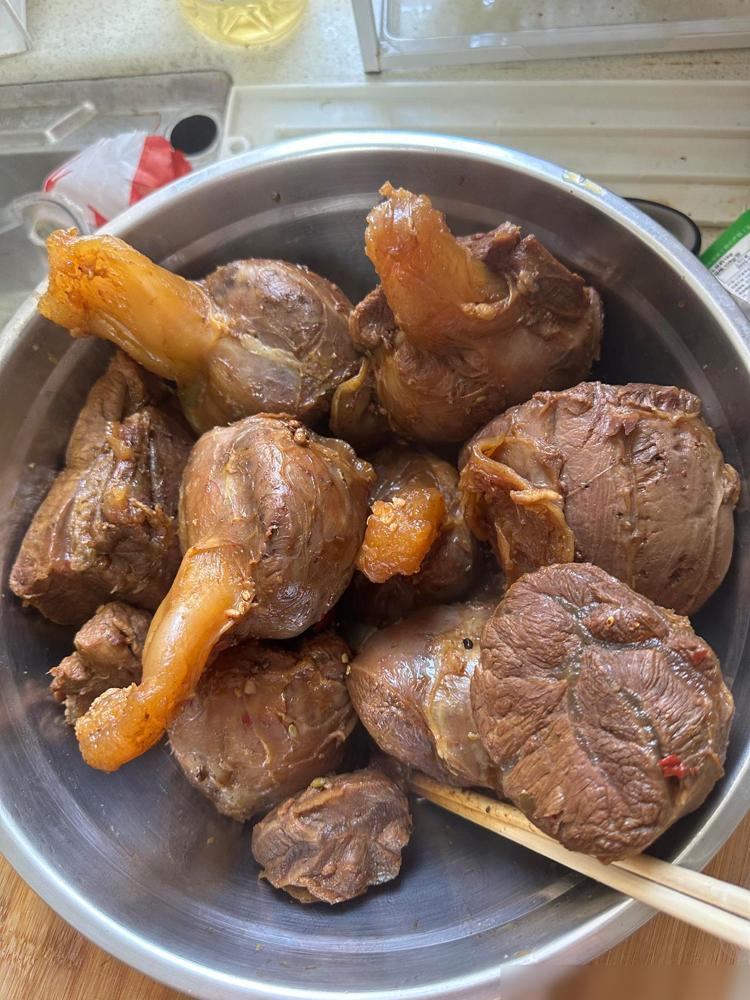 我真是窝囊到家了。一锅卤牛肉，五百多元的食材，守着火卤了大半天，又放了一