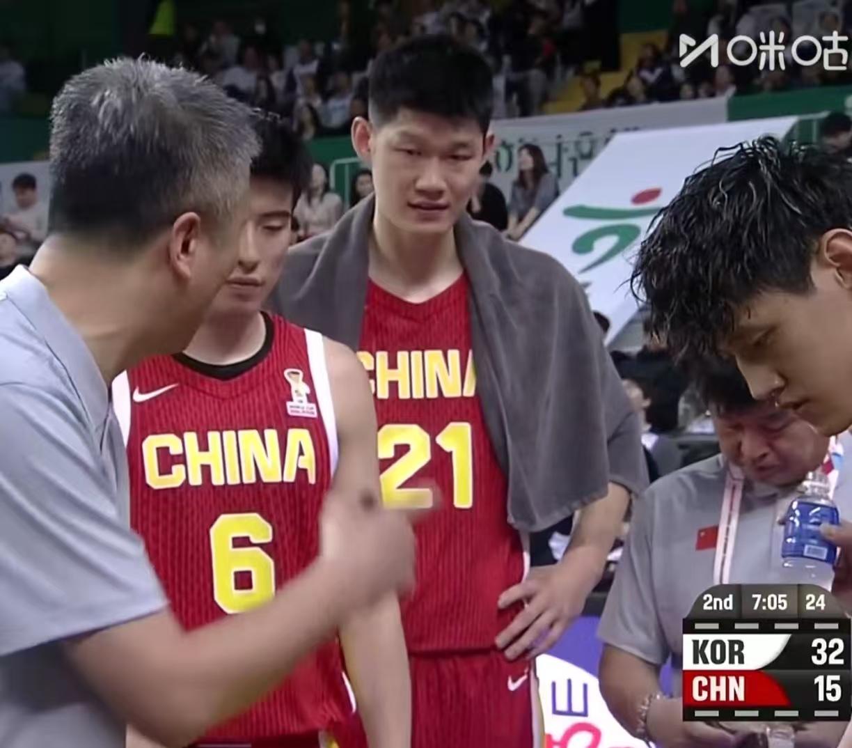 太丢人了，都回家吧！中国男篮76-90再负韩国，这是一场更窝囊的失利，该换条路走