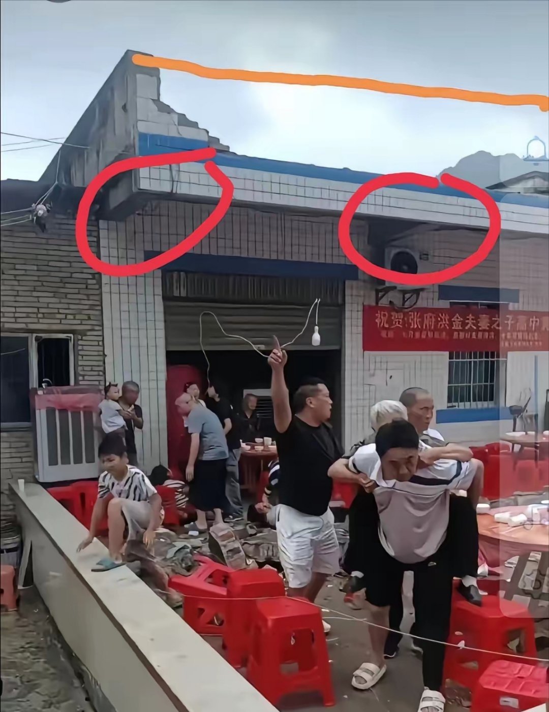 四川宜宾升学宴，把膨胀螺丝打到钢筋混凝土墙上面，用绳子紧紧的拴住，就不会出现这