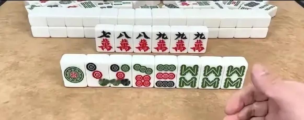 打麻将，就差一张听牌。手里有个幺九饼的边搭，还有个孤张七万，拆哪个？很多人