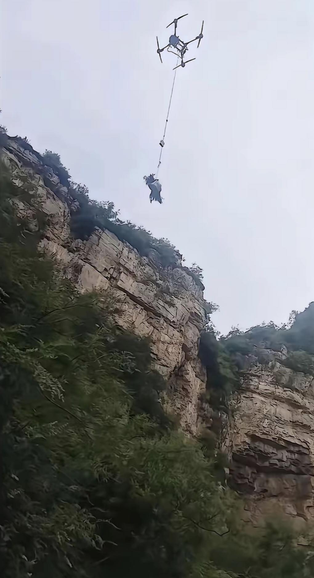 程梦园找到了，可惜是坠入山崖下的遗体，无人机将她从山谷中吊出来。牵动无数网