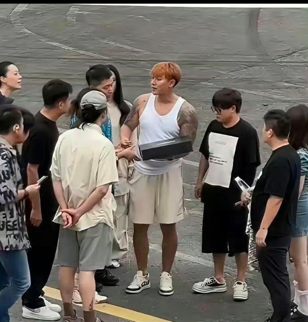 黄毛结婚后就彻底放飞自我了！以前不化妆不洗头发不出门，现在直接顶着炸毛头发，大