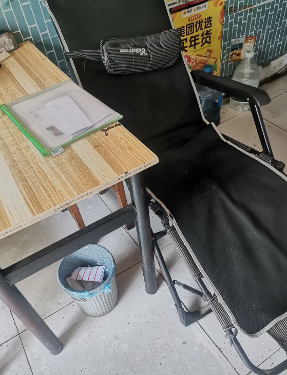 一位考生来店里吃午饭，我就问他:“你是高考的吗”。他说:“是的，阿姨。”我给