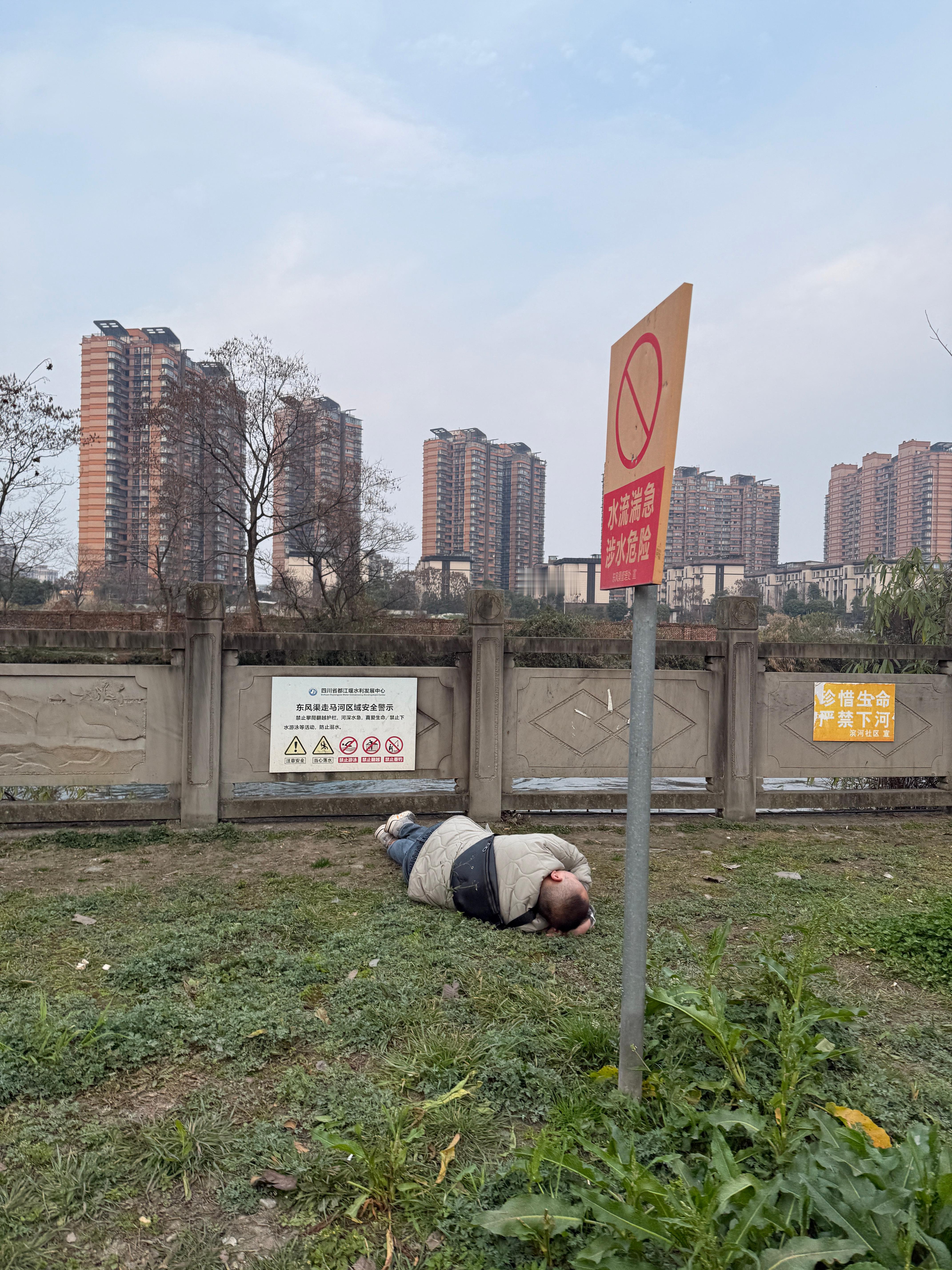 四川人民有多悠闲？如下大哥中午估计是喝了二两四川成都都江堰都江堰