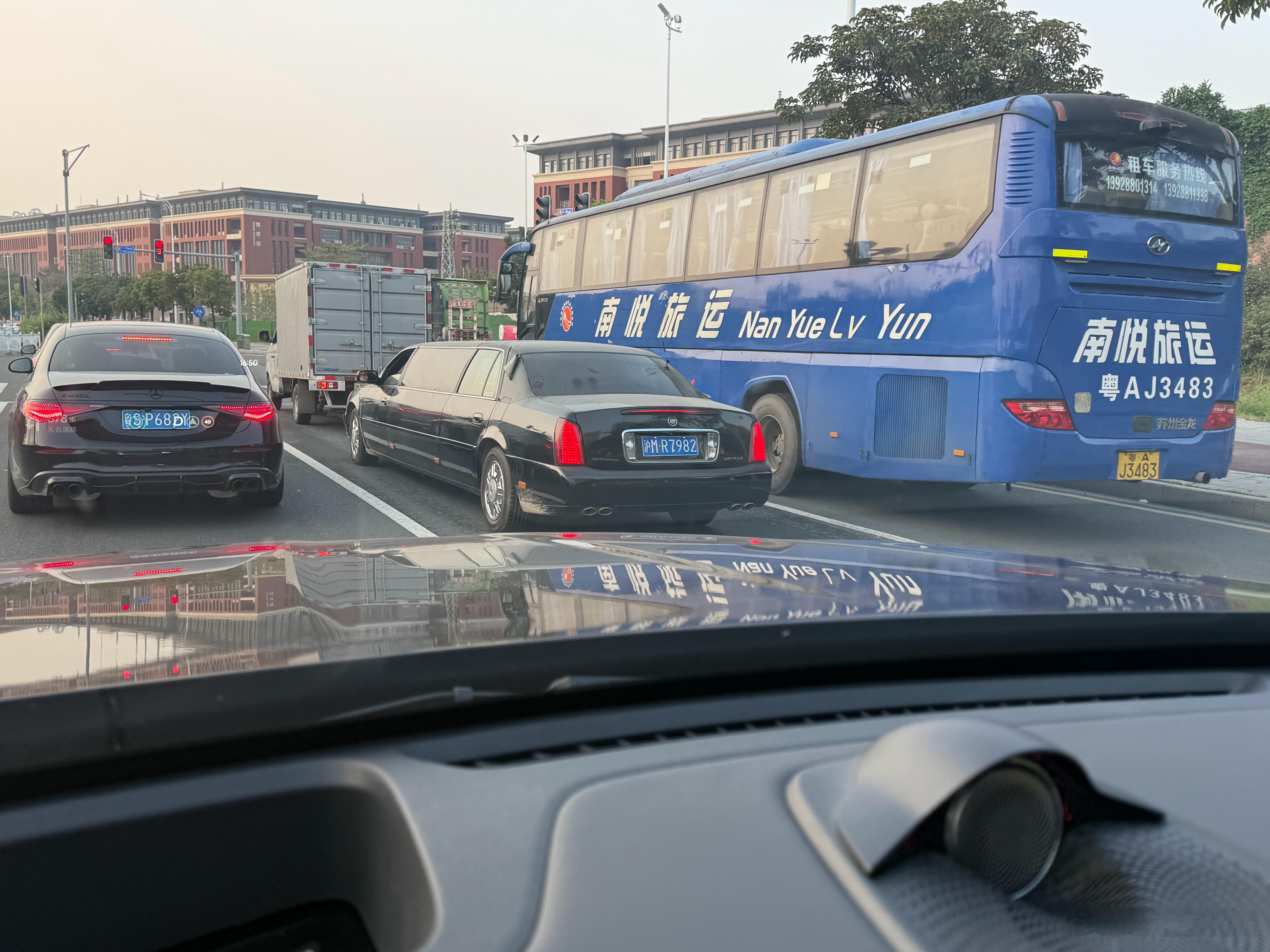 回公司路上又遇到总统座驾，真系成条热狗肠甘，佩服自己的驾驶技术，上年还开它去了越