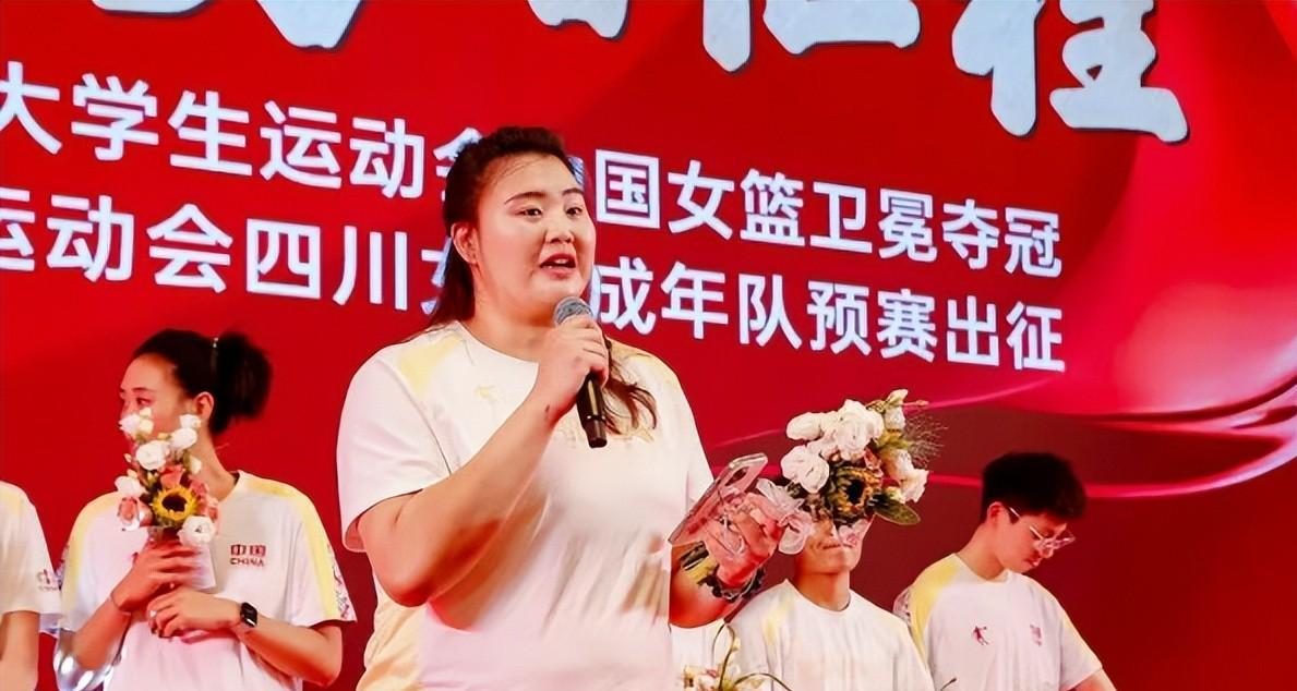 奖励100万元，宫鲁鸣你后悔了吗？中国女篮在大运会上取得卫冕冠军，回到国内举办