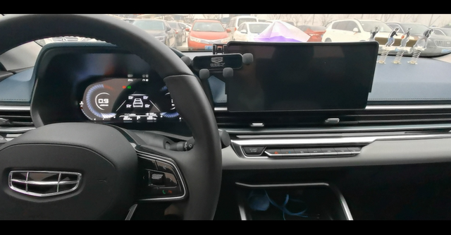 帝豪车机故障我的是2022款四代帝豪，用车快三年了。我觉得的问题就是车机黑屏重