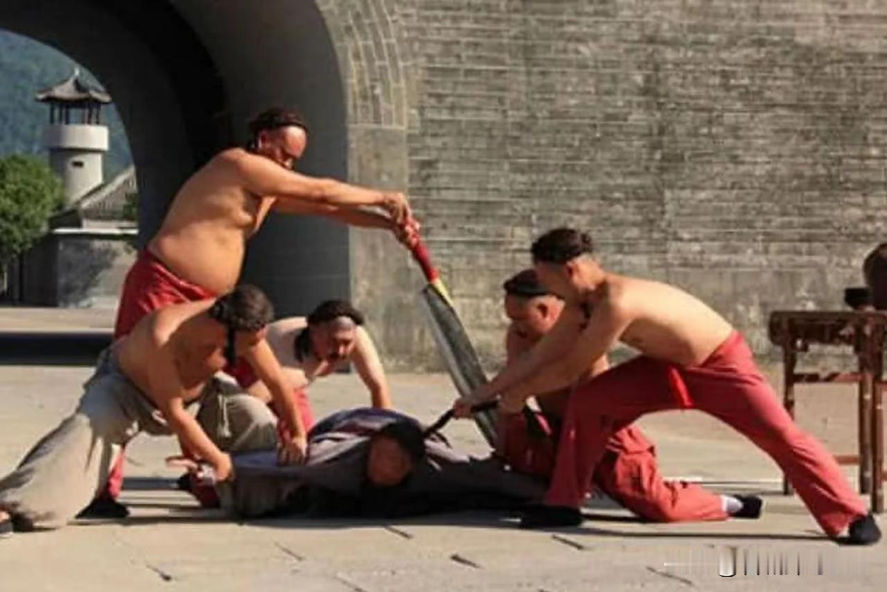 公元前207年，张苍因为运粮失误被刘邦判了腰斩。当他被扒掉衣服，准备行刑的时候。