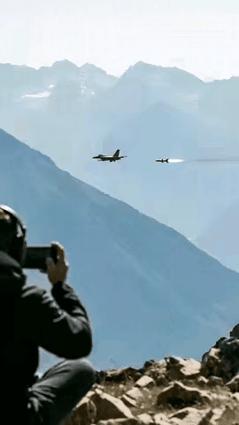 生死只在一瞬间敢用生命赌导弹守护祖国天与地不许豺狼来侵犯三重意思看得清