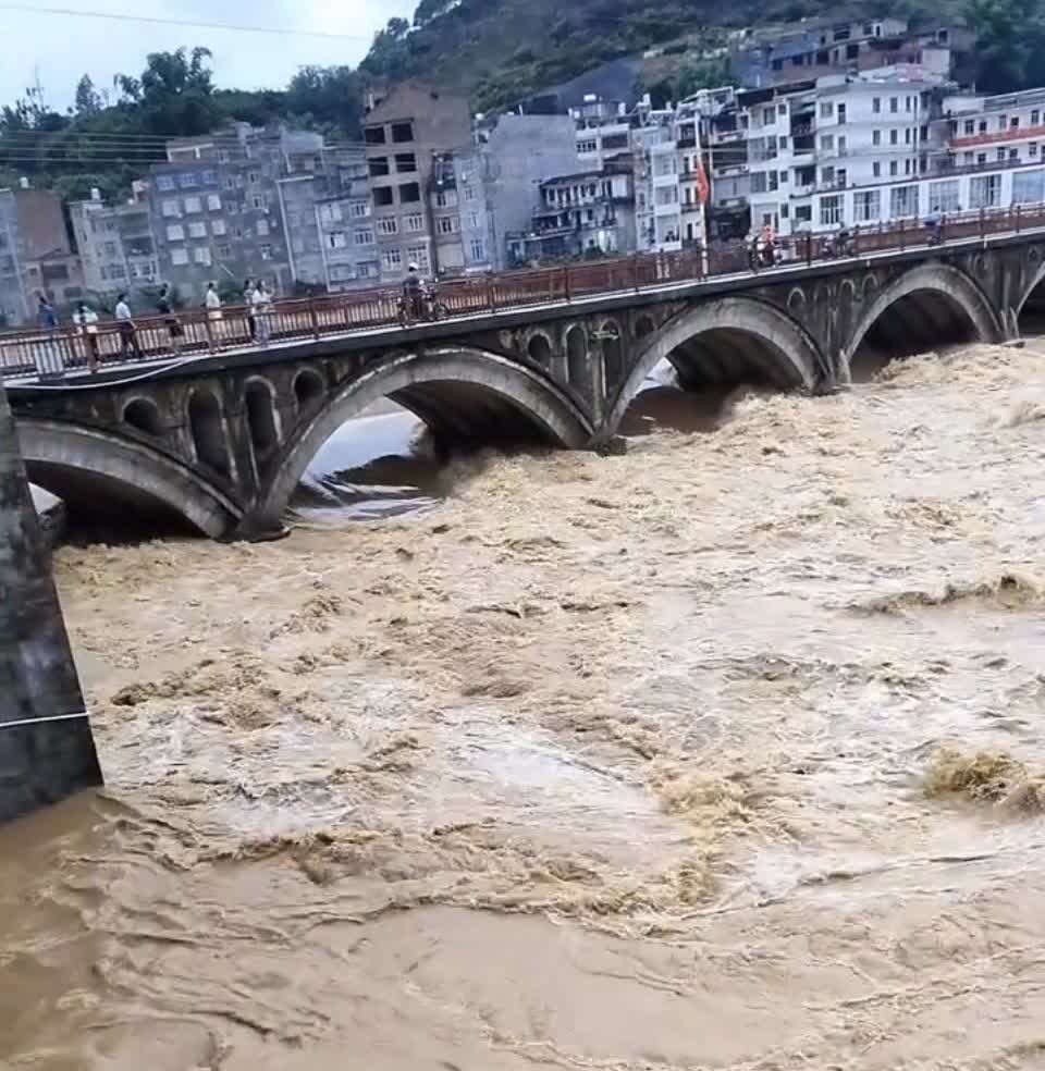 山洪暴发！洪水下多少家庭彻夜难眠？山洪裹挟泥浆奔涌而下，洪水漫过街道、冲