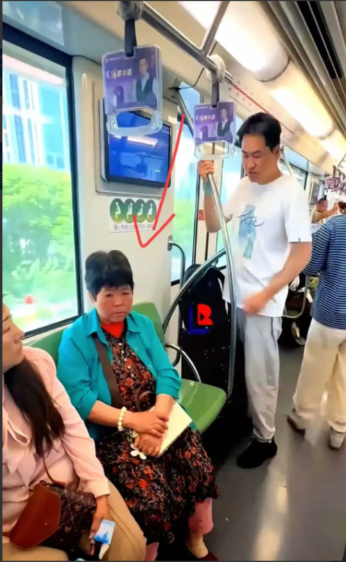 上海地铁上一绿衣大妈，不让一个女孩坐她旁边，边上站着的男子是她老公，问老大妈：地