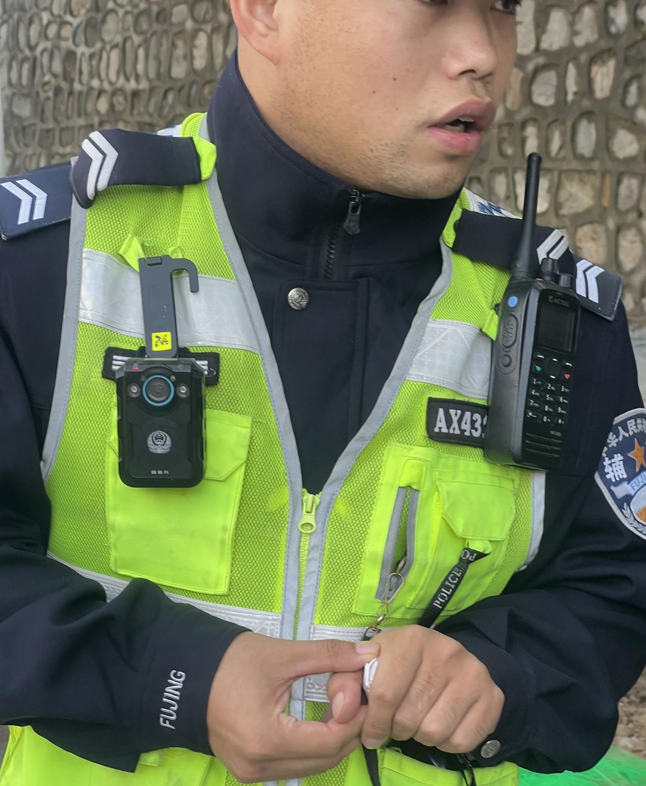 西安郭杜的这位辅警太敬业了，早上8点还没到上班时间，他牙都没刷就岀来贴罚单，短短