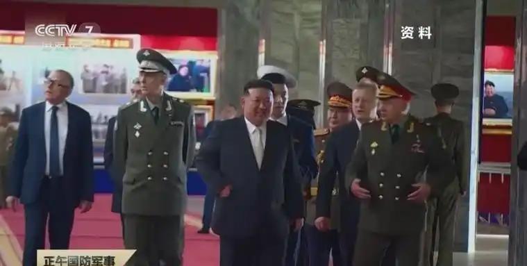 通过公布的名单，至少有三条值得关注：一是金正恩亲自来华出席，且排名紧跟普京之后。