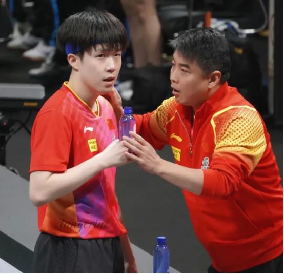 王皓指导估计昨晚没睡好，不是因为张本智和找事情，也不是因为女单包揽四强，而是
