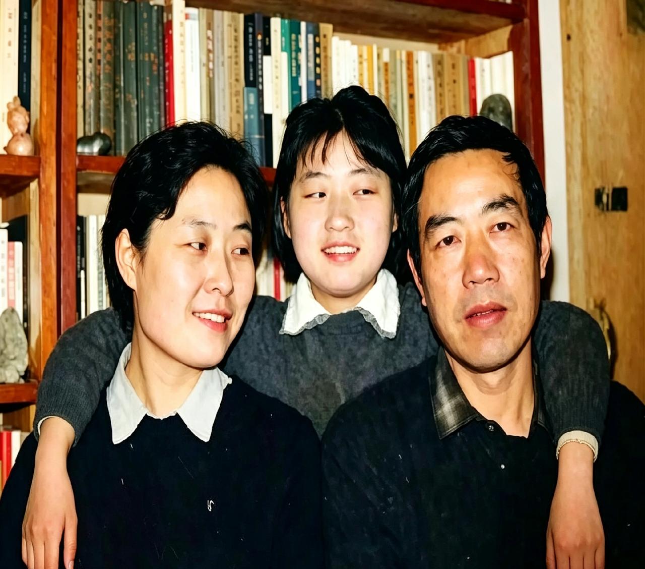 翻到张80年代的老照片，贾平凹一家三口在书房。韩俊芳年轻时真俊，小浅浅搂着爸妈笑