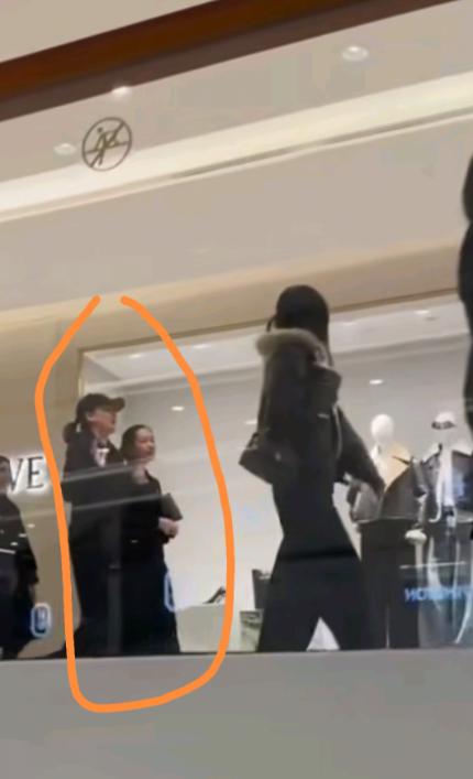 泰国国王访华期间逛商场被偶遇，一改往日风格穿私服，脚踩平底鞋仍气质出众！近日泰国