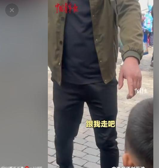 5月7日中国青年报报道，女子带着3岁儿子在哈尔滨游玩，遇上孩子耍赖蹲地不肯走。妈
