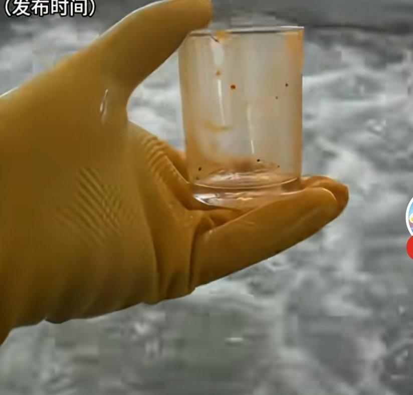 网友分享，餐具厂用火碱清洗餐具，下去涮两下子杯子，立刻透亮如新，这是什么高科技