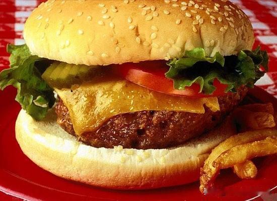 “垃圾食品”，它是好东西并非指变质食物，而是指高热量、高脂肪、高糖、高盐，但维生