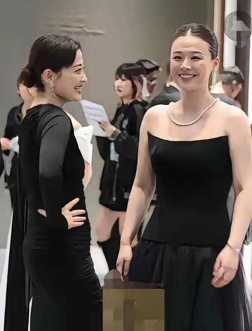 马思纯和梅婷同框，画面太唯美了。两个都是一等一的美女啊。笑靥如花的样子美的不可方
