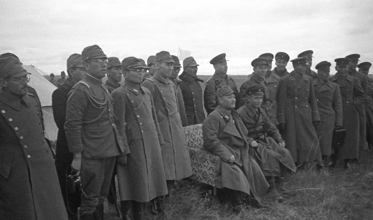 怎么回事？鬼子看上去也不矮啊——1939年，苏日哈拉欣河战役停战之后，苏日双方在