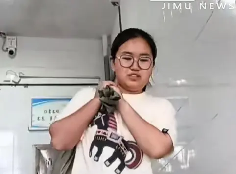 刷到“麻袋女孩”李欣怡到中南大报到的新闻，瞬间被戳中了。一家人坐了十几个小时绿皮火车提前一天到武汉，
