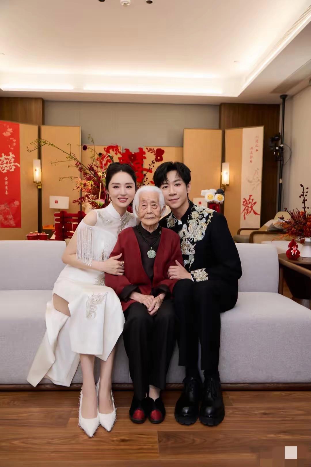 董璇和张维伊的结婚照，这旗袍的叉开的太高了吧​​​