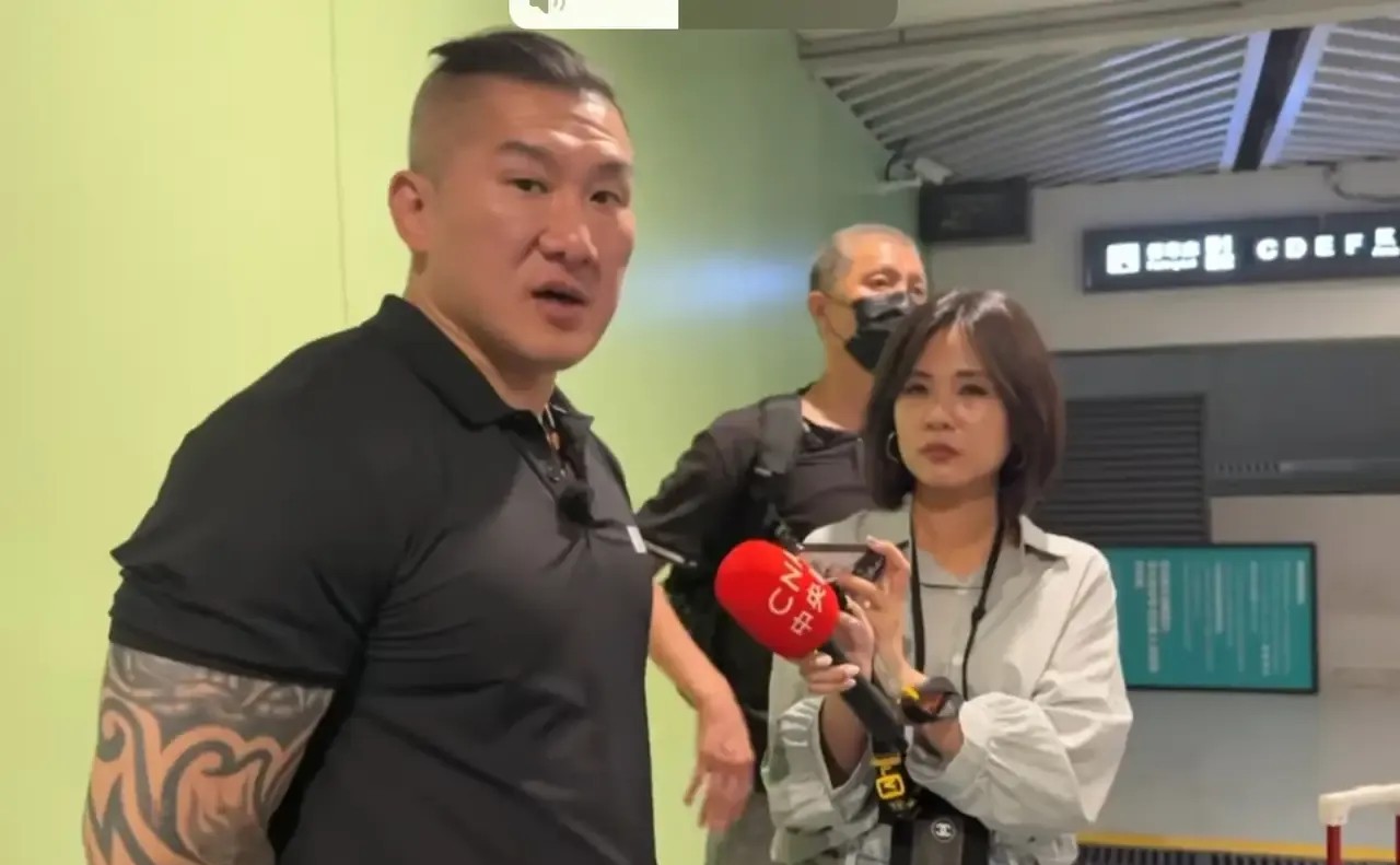 被上海的南浦大桥“震撼”到了，台湾网红对记者表示。在上海体验游玩的时候，