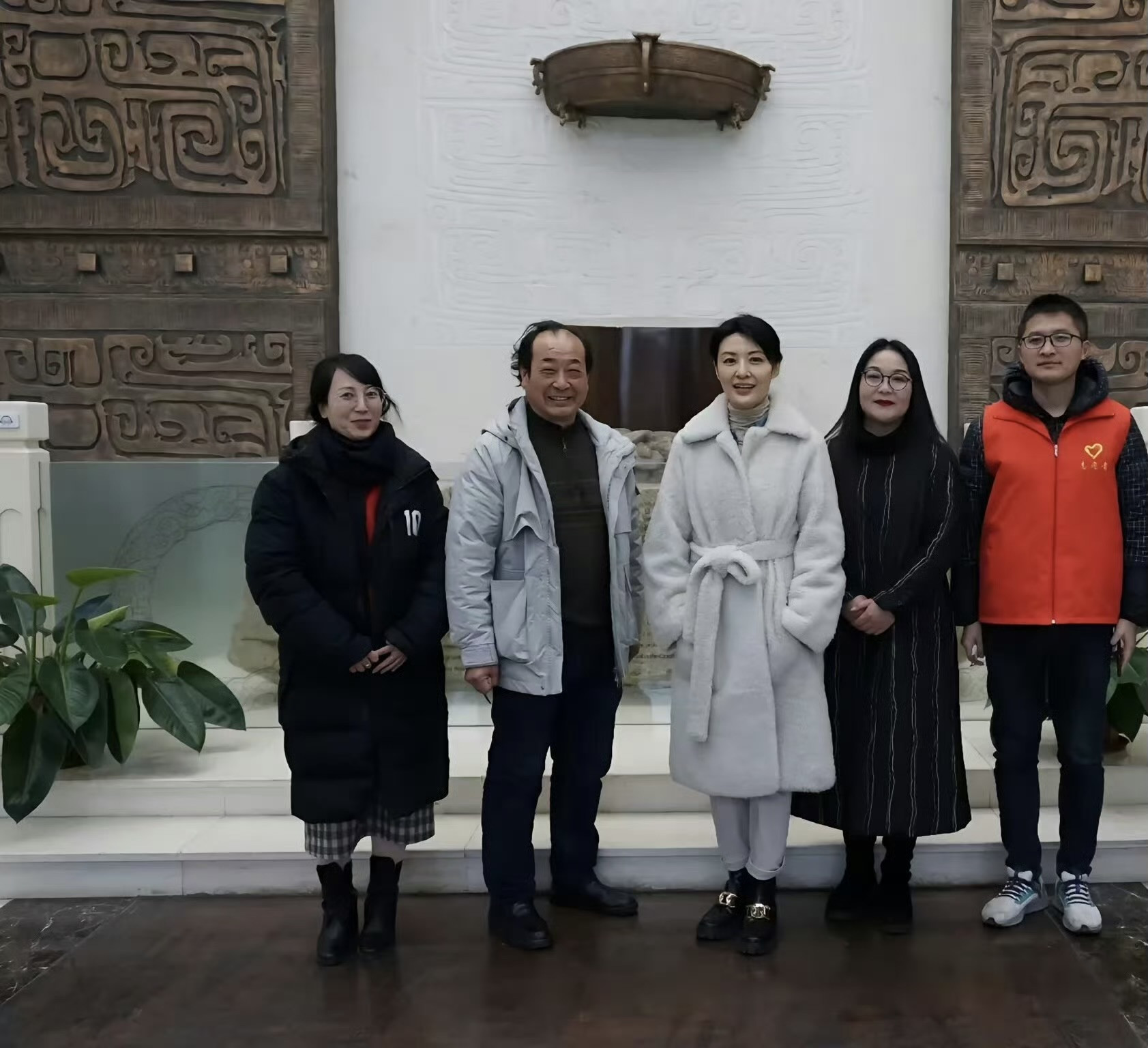 56岁的周涛气质是真好！穿浴袍式白色大衣，依然气质出众！