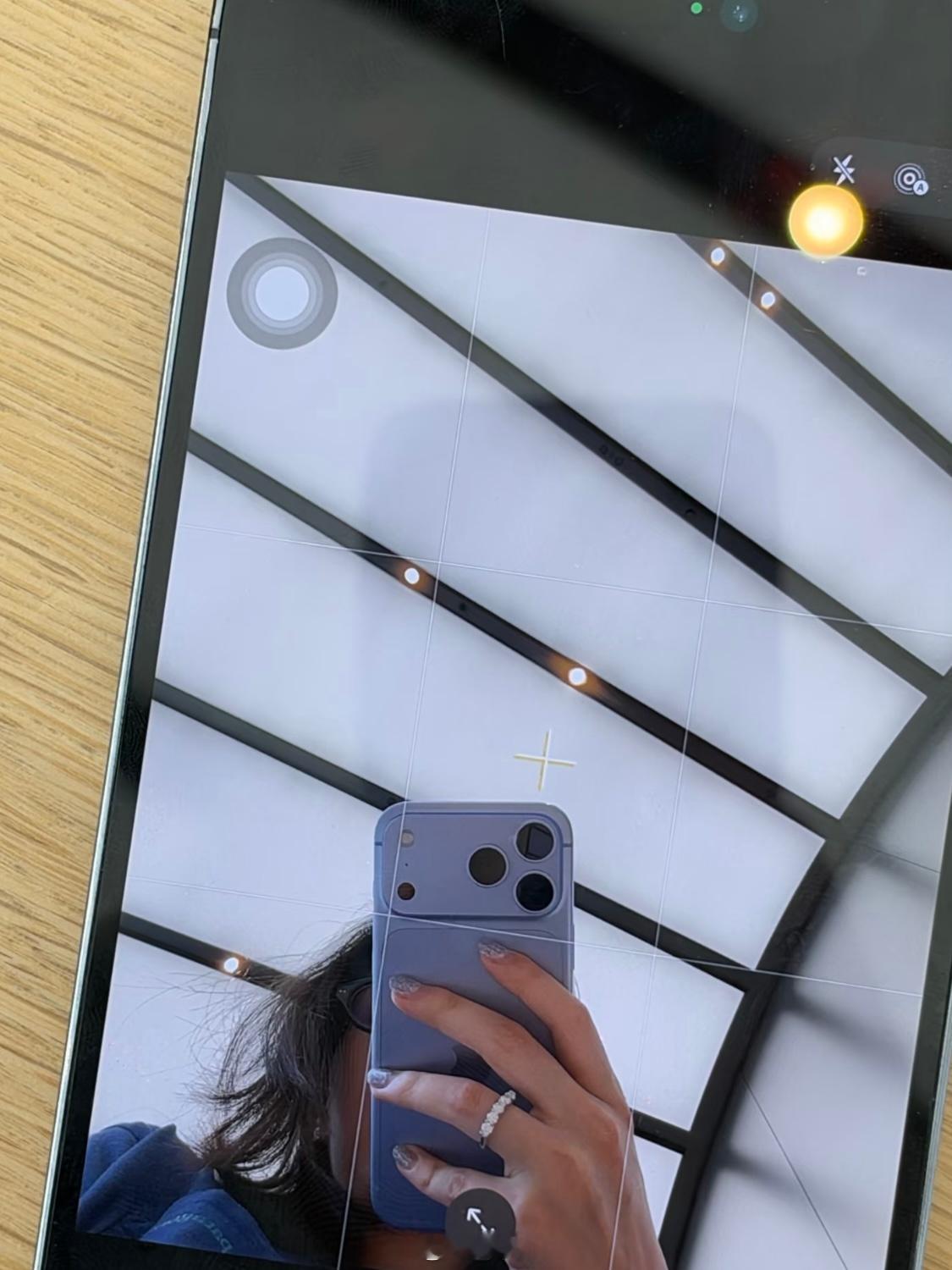 刷到一个好看的小姐姐买了iPhone18ProMax冰川蓝色，这个颜色看起
