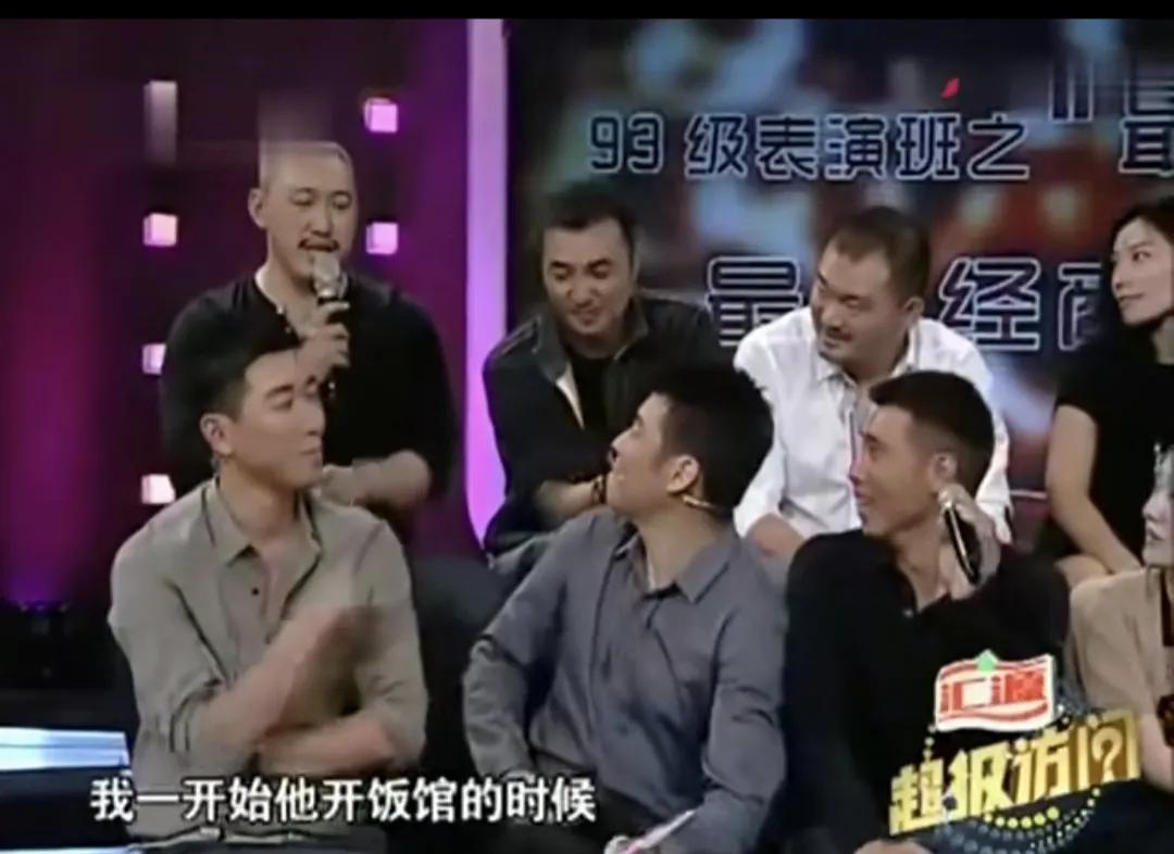 其实光看王千源跟同学们接触的表情就知道这个男人为什么那么受女人欢迎了，那就是性魅