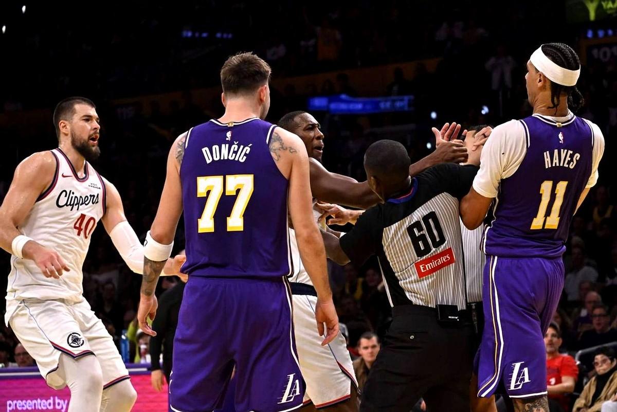 邓恩就骂了句“假摔”，直接被驱逐了。这事儿真有点上头。快船的邓恩防守独行侠的