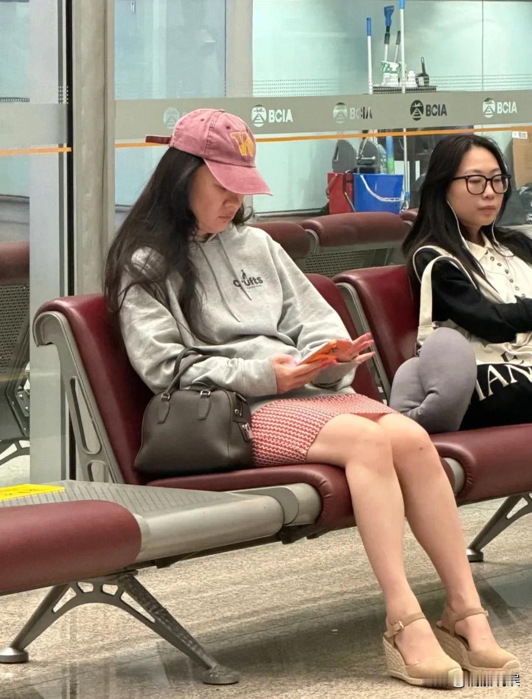 都说女大十八变，看来男生也十八变啊。[呲牙笑]嗯哼越来越帅了，现在眉眼像极了爸爸杜