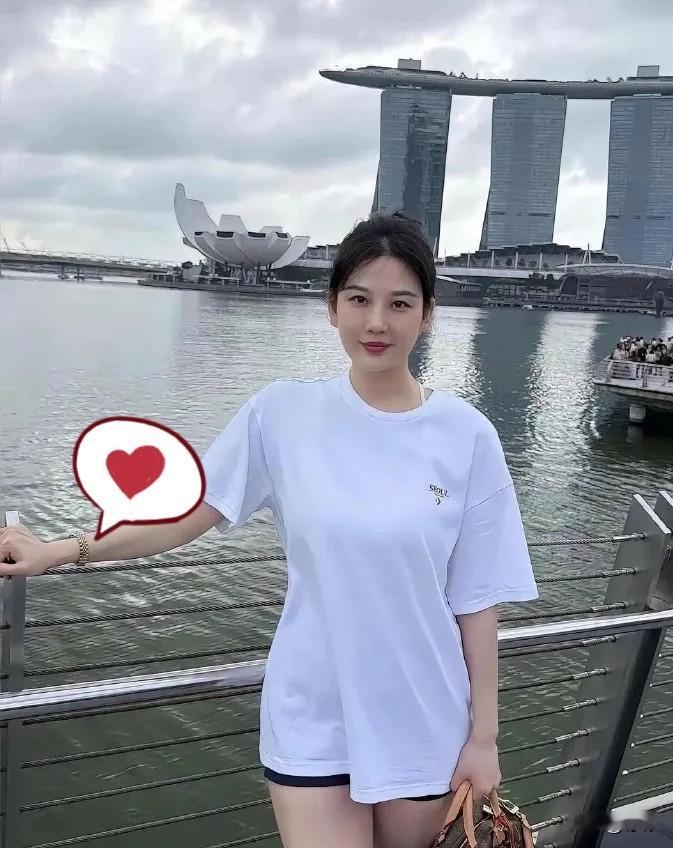 怀疑丈夫和自己的闺蜜不清不楚，女子心里像压了块石头。她琢磨了好几天，终于想了