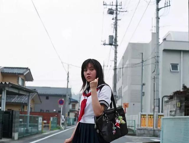 2004年，刘伟强导演筹拍《头文字D》时，去日本选女演员。铃木杏穿着学生装来试镜