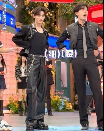 丁程鑫超绝细腰 丁程鑫的身材真的被低估了，完全废土风漫画男主身材！！​​​