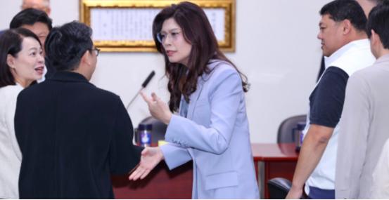 别看就8个人登机，这一架飞机抵得上十个航母战斗群！你真以为这就是一次普通参访、走