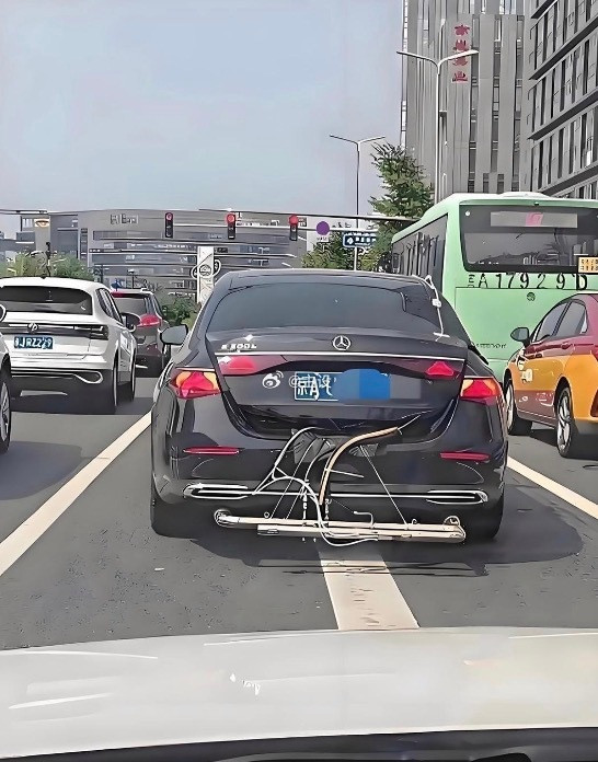 交警叔叔估计头都大了，这查还是不查好啊？
