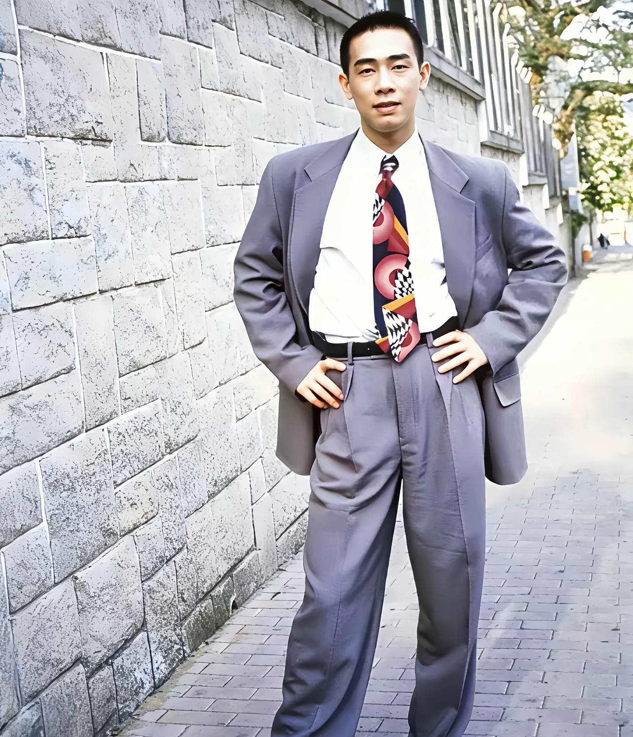 陈小春还是年轻小伙时候的样子，穿西装打领带，脚穿黑色皮鞋，一个字帅。1992年